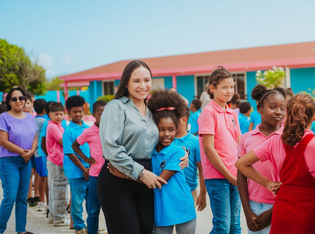 Ministro Gerlien Croes a bishita tres scol riba Diahuebs