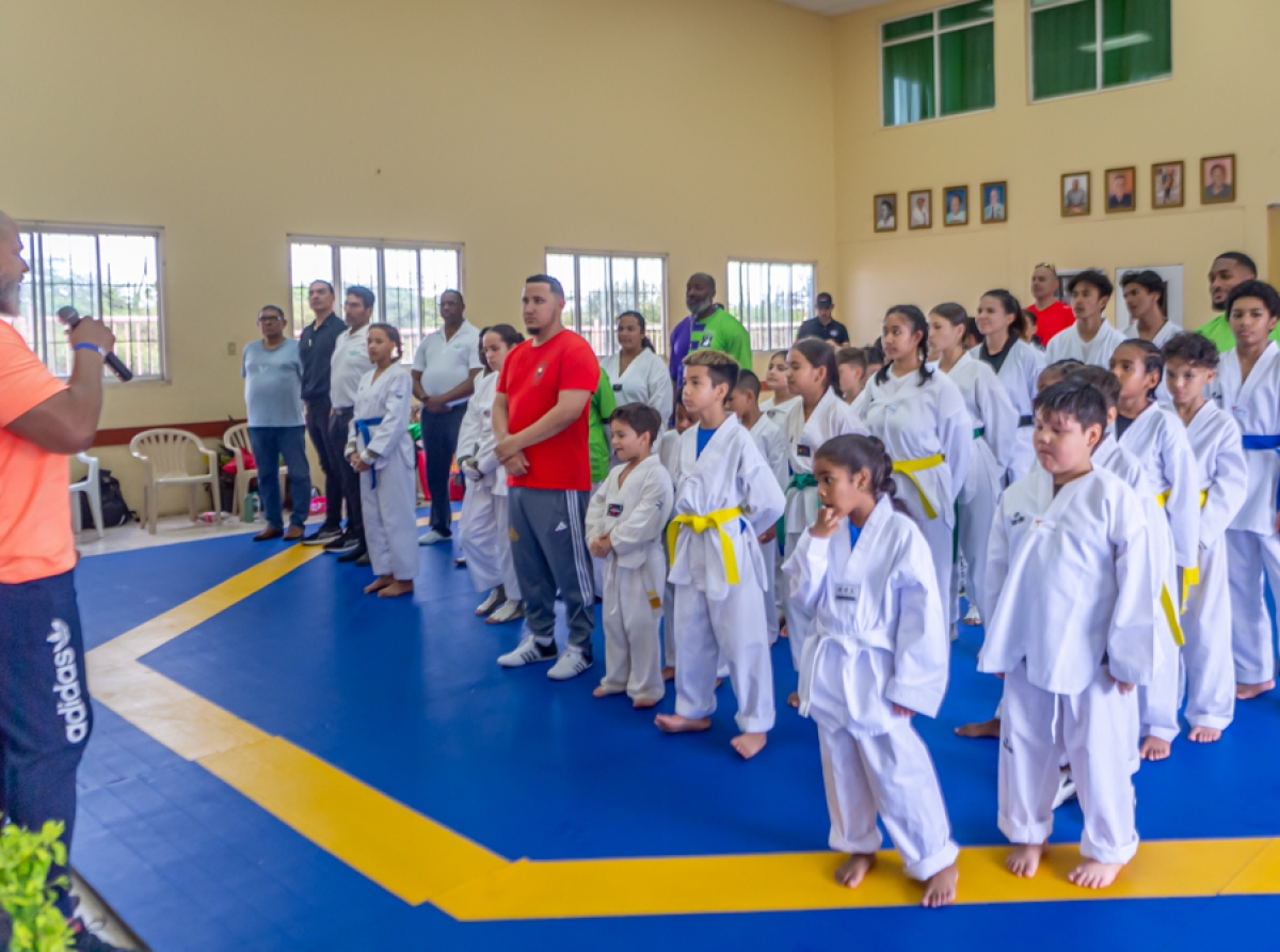Rayshawn Nicholson, Mattan Knepel, Ava Hernandez y Nicole Tromp a sali best fighters
