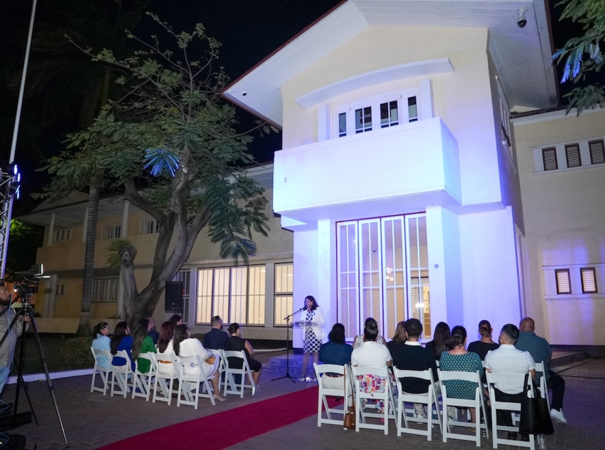 Bestuurskantoor cu luz blauw den solidaridad cu refugiadonan riba Dia Mundial di Refugiado 2025