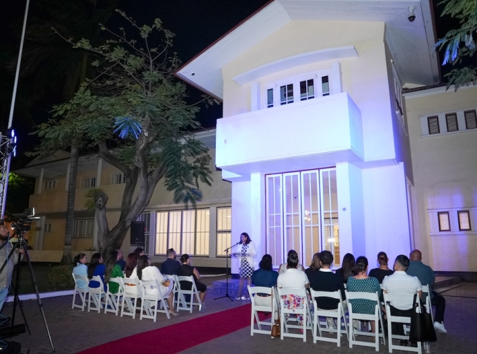 Bestuurskantoor cu luz blauw den solidaridad cu refugiadonan riba Dia Mundial di Refugiado 2025