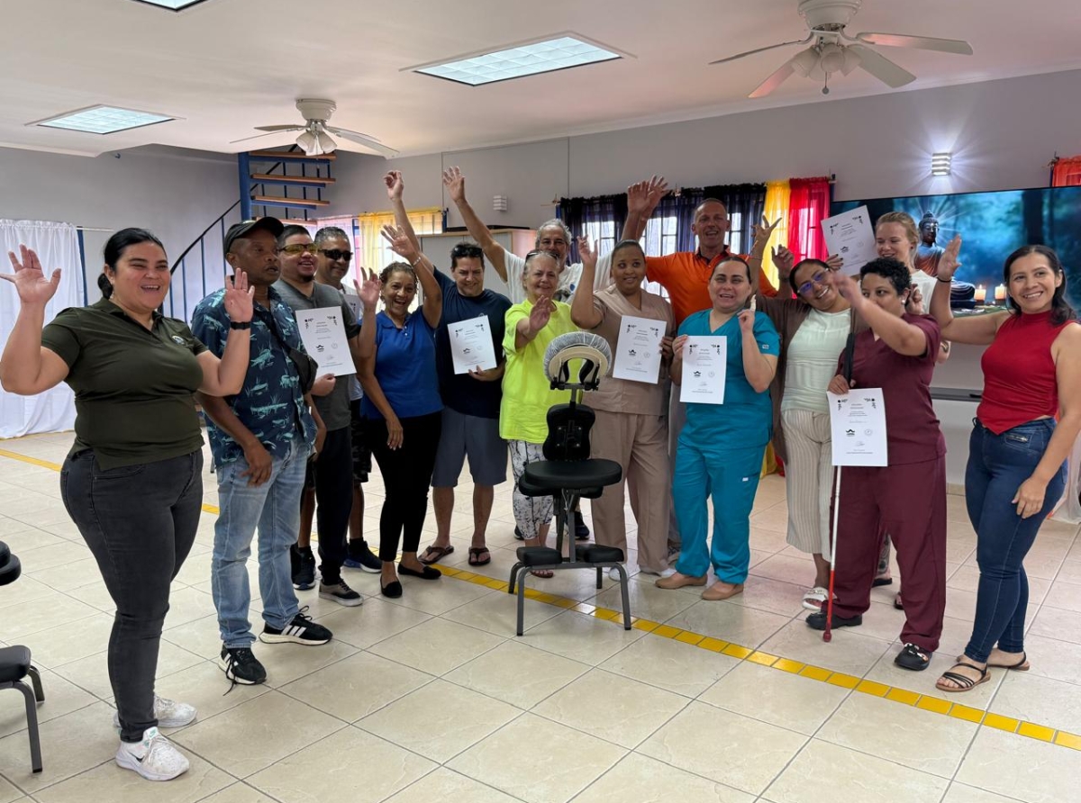Ocho cursista a participa den curso di masahe