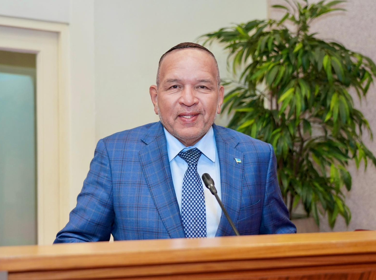 Parlamento a aproba e ley pa proteha consumido, aunke Geoffrey Wever tabata hopi zwak