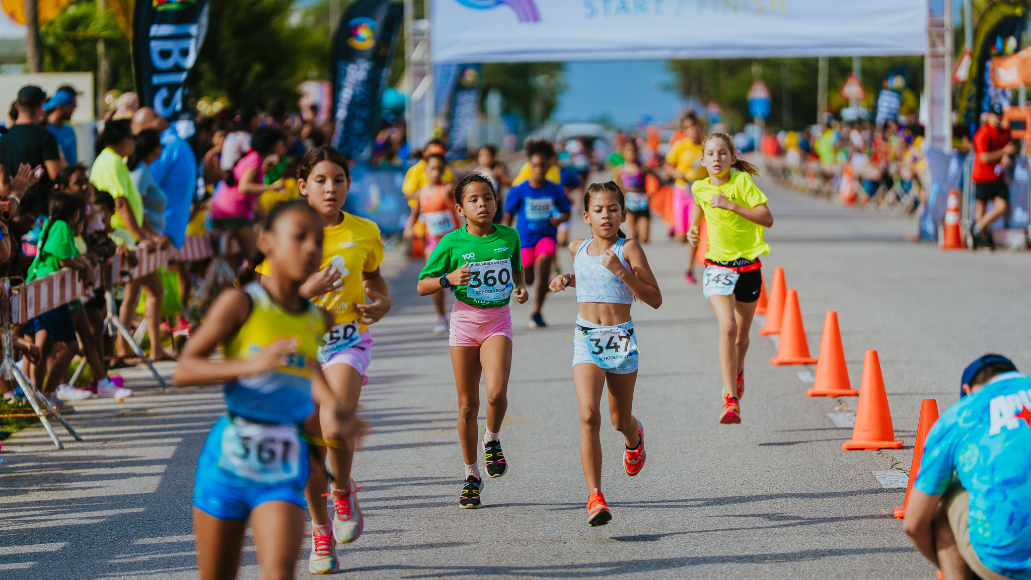 Minister di Deporte Gerlien Croes a felicita tur cu a participa den e IBiSA Kids Run 2025