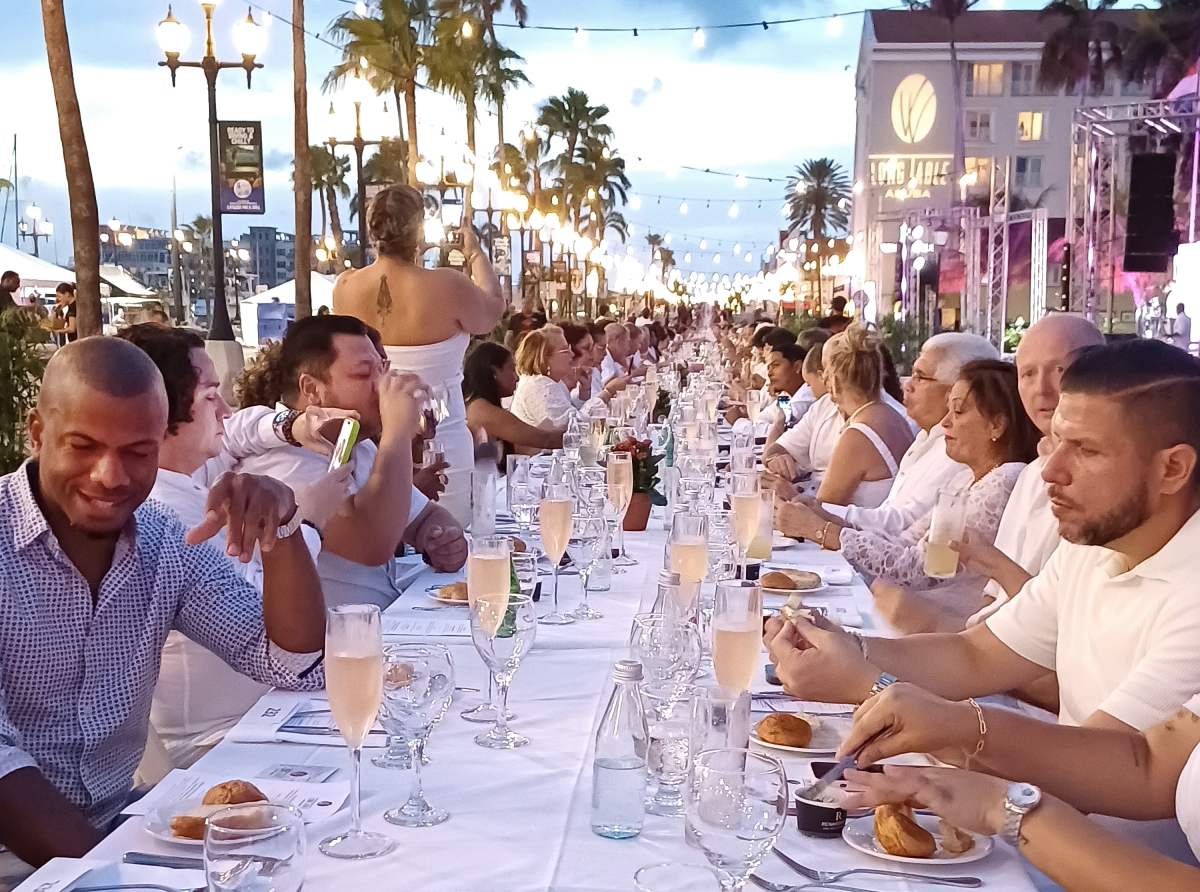 Long Table Aruba a haci donacion di 100 mil Dollar na Stichting Hunto