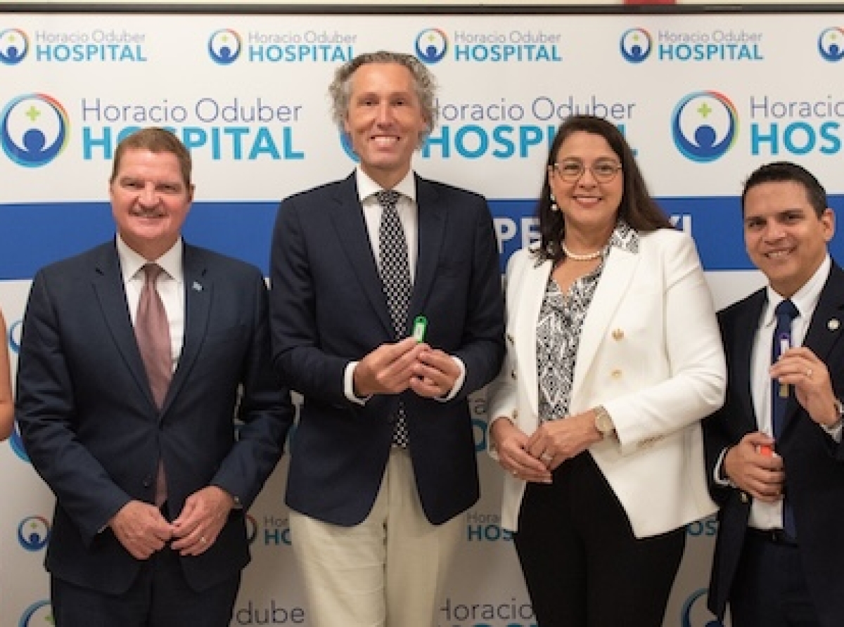 Minister di Salubridad Publico a entrega yabi di Laboratorio HOH na directiva di Hospital Dr. Horacio Oduber