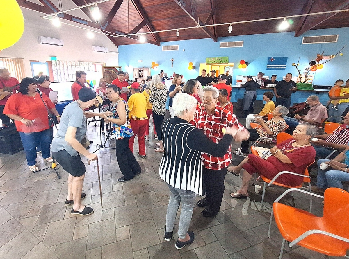 Hopi ambiente celebrando Dia di Dera Gay na Cas Marie