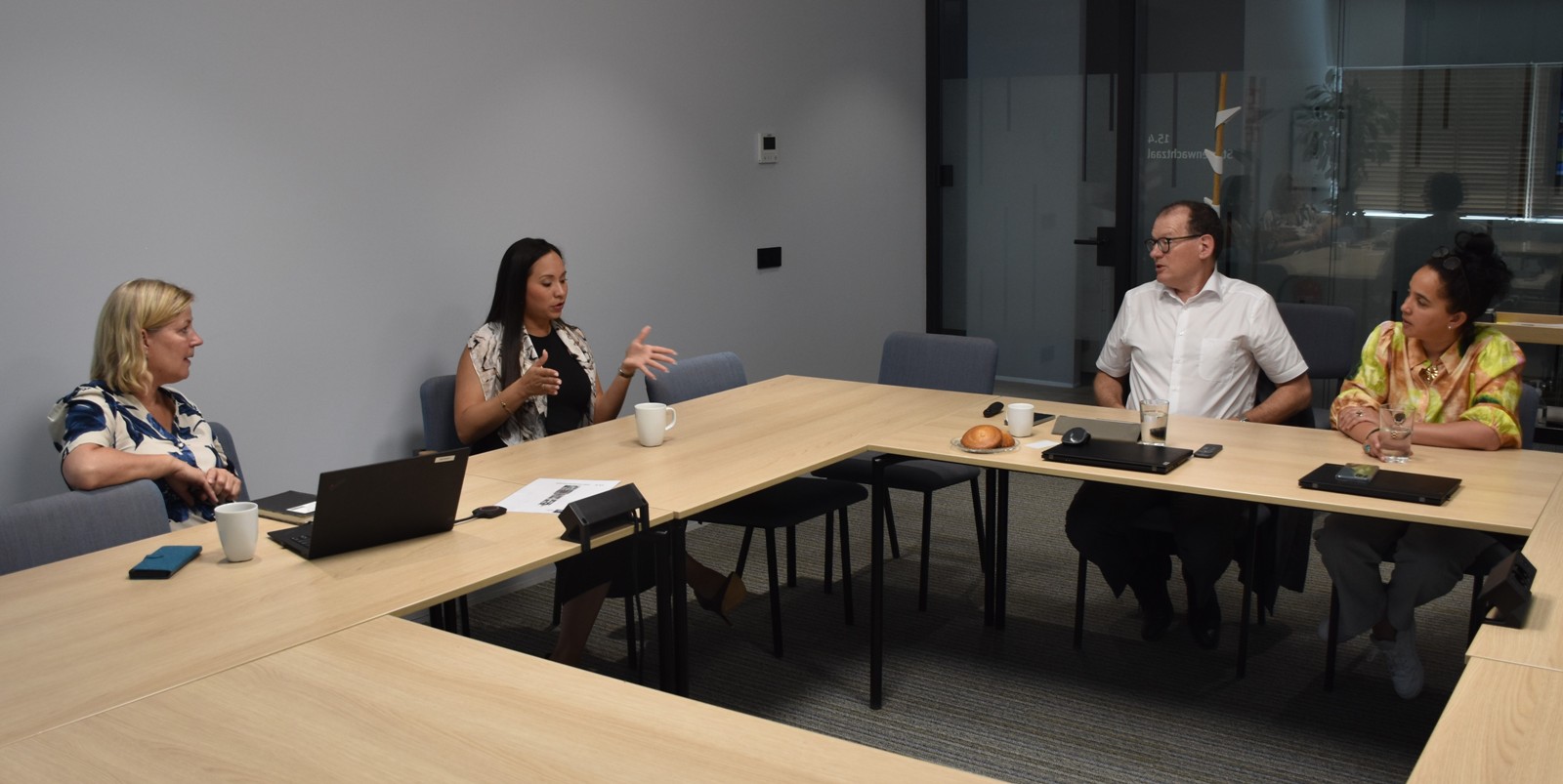 Minister Gerlien Croes a atende dialogo cu Nederlands Jeugdinstituut encuanto maneho di hubentud