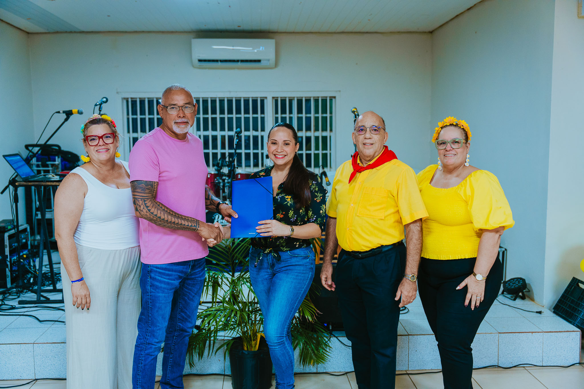 Minister di Deporte a aproba continuacion di proyecto di instalacion di luz pa veldnan deportivo