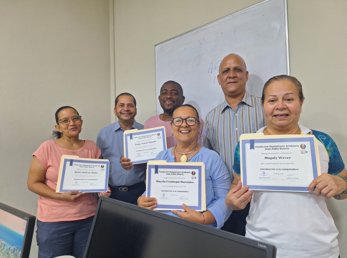 Fundacion Dominicana Arubanse Juan Pablo Duarte a entrega certificado na participantenan di curso di Computer