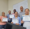 Fundacion Dominicana Arubanse Juan Pablo Duarte a entrega certificado na participantenan di curso di Computer