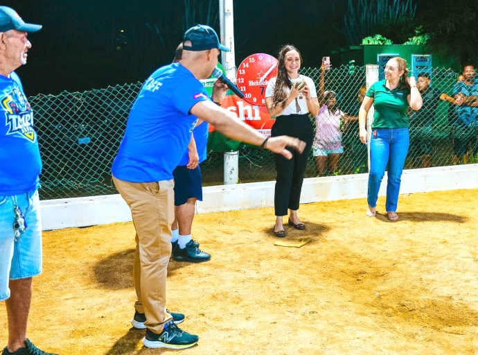 Ministro Gerlien Croes a tira prome bola na torneo internacional Bolas Criollas na Papaya Ranch