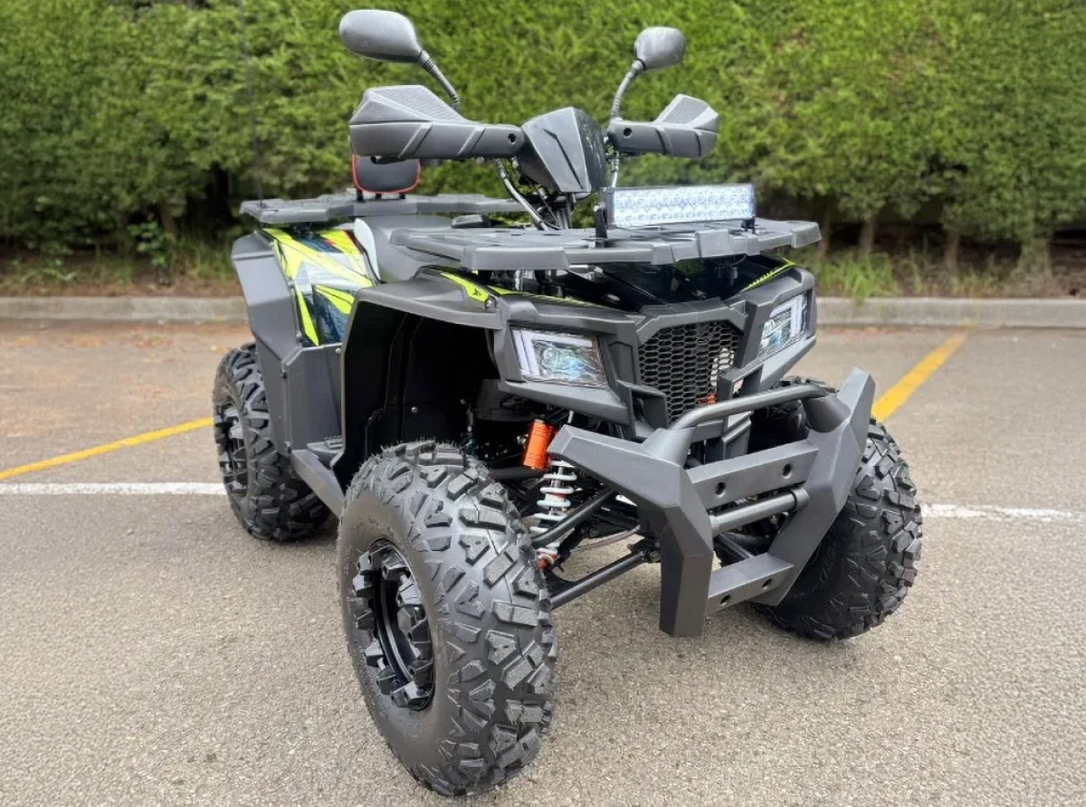 Ladron a horta tres Quadracer marca AKT for di cura di cas