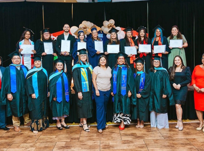 Alegria na momento di graduacion di docentenan nobo pa Instituto IPA