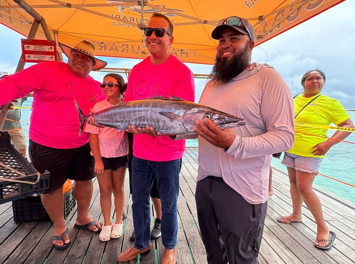 Hopi a gosa di e competencia di pesca riba Dia di Piscado