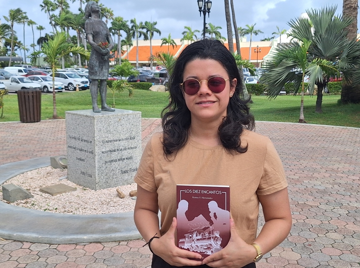 Kenna Hernandez a skirbi e buki ‘Los Diez Encantos’ y ta bay publica bukinan tambe na Papiamento