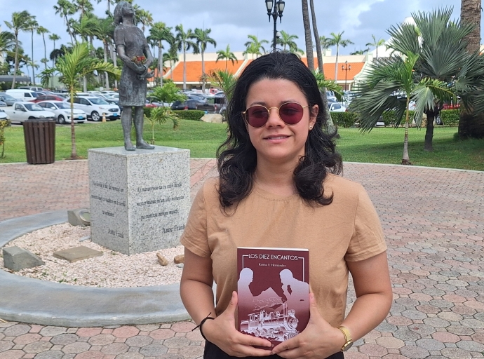 Kenna Hernandez a skirbi e buki ‘Los Diez Encantos’ y ta bay publica bukinan tambe na Papiamento