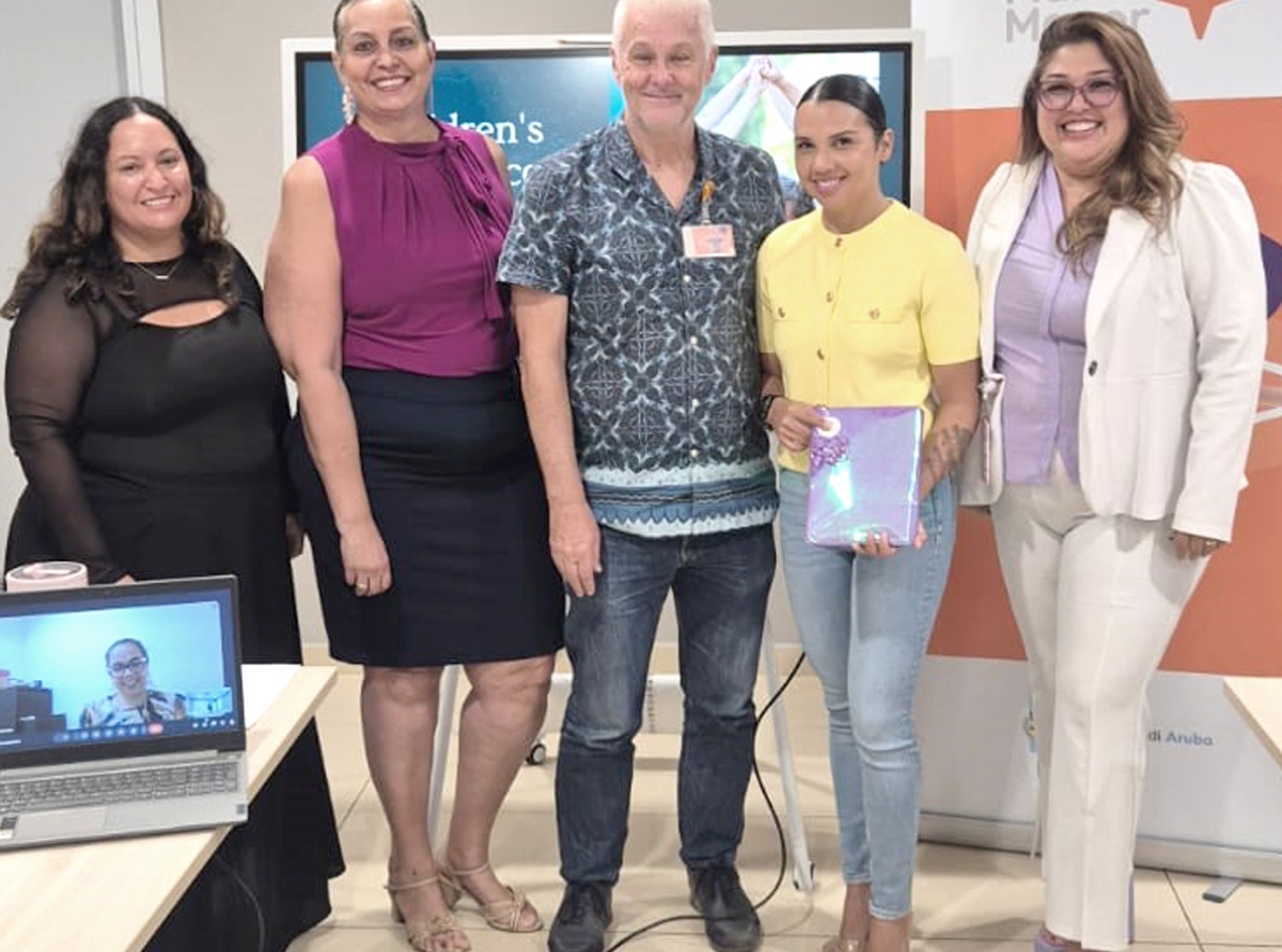 Studiante Arubiano di Social Work ta presenta su tesis di graduacion na Plan di Mayor