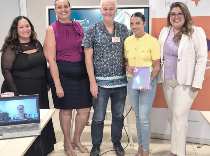 Studiante Arubiano di Social Work ta presenta su tesis di graduacion na Plan di Mayor