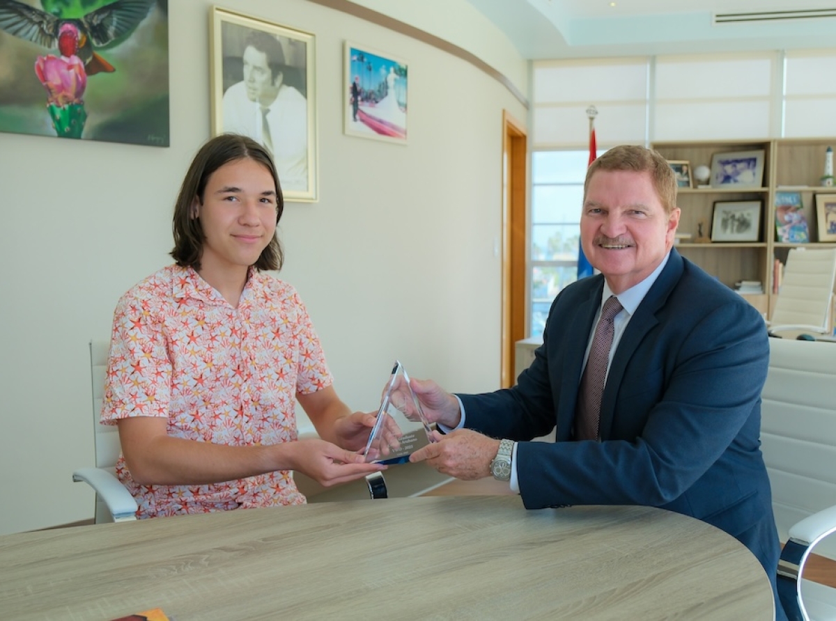Miho graduado di VWO na Colegio Arubano a bishita Gobierno   