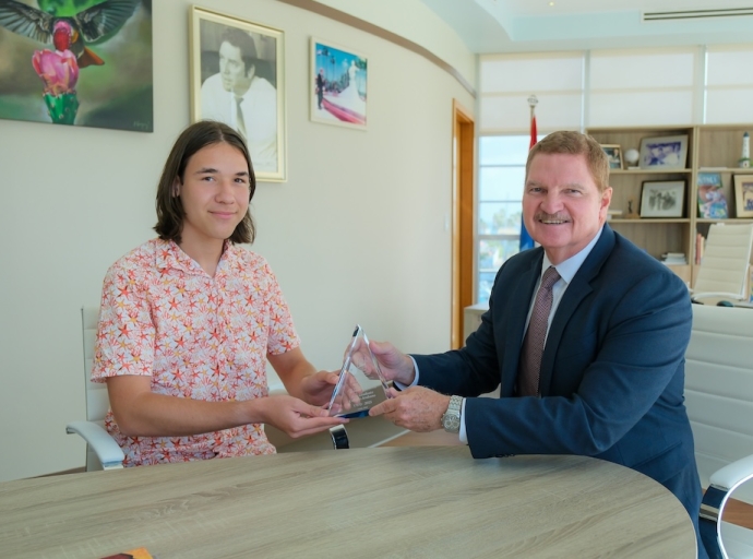 Miho graduado di VWO na Colegio Arubano a bishita Gobierno   