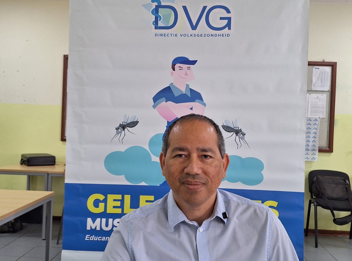Si bo tin un of mas sintoma cu por ta di dengue, bay dokter