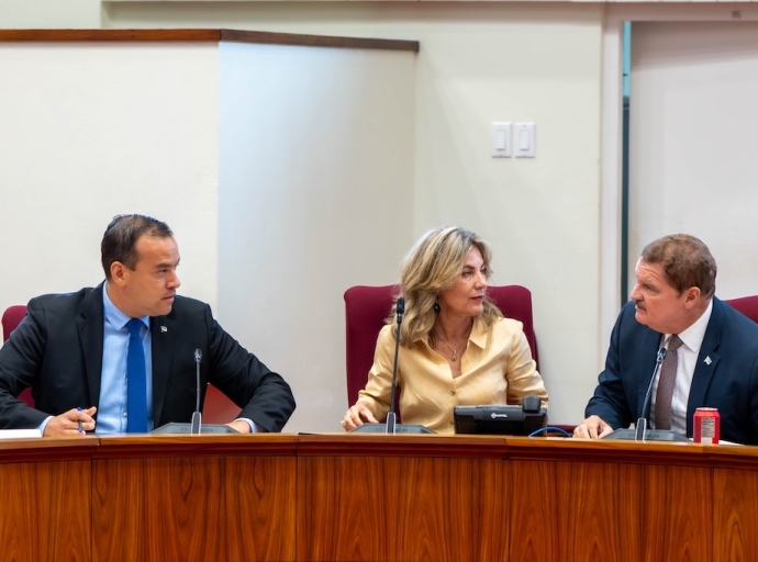 Aruba mester honra su compromiso y traha pa contenido na bienestar di pueblo