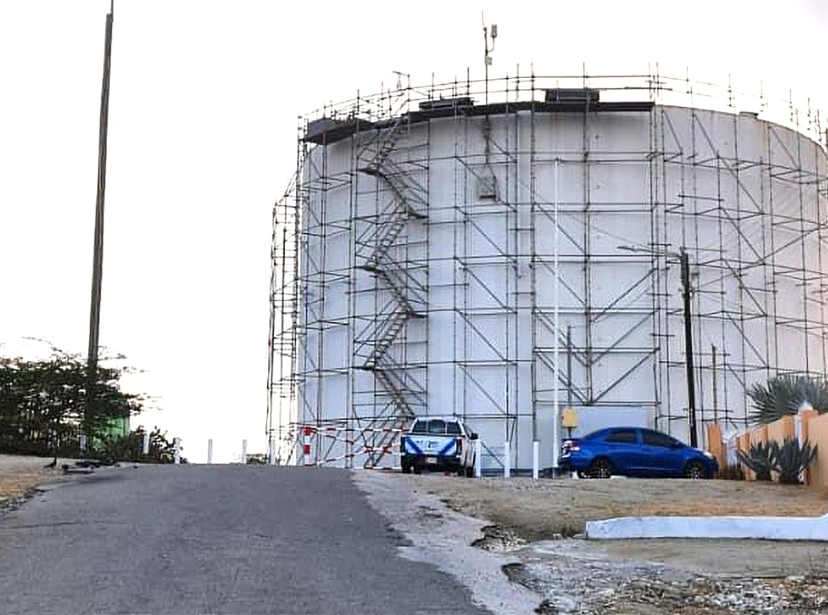 Trabao di mantenimento a cuminza riba tanki di awa na Sero Preto