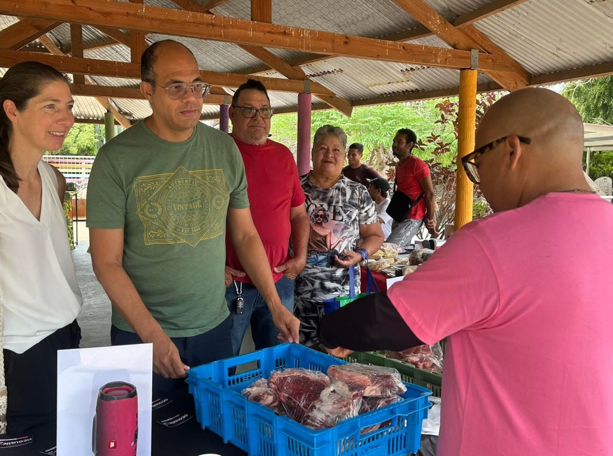Hopi ciudadano a acudi na e Pop-Up Market di Santa Rosa