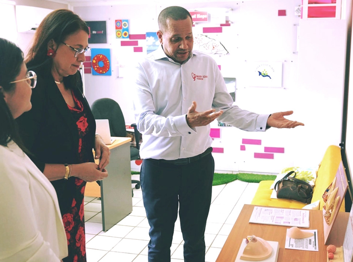 Ministro Mervin Wyatt Ras a bishita Mary Joan Foundation