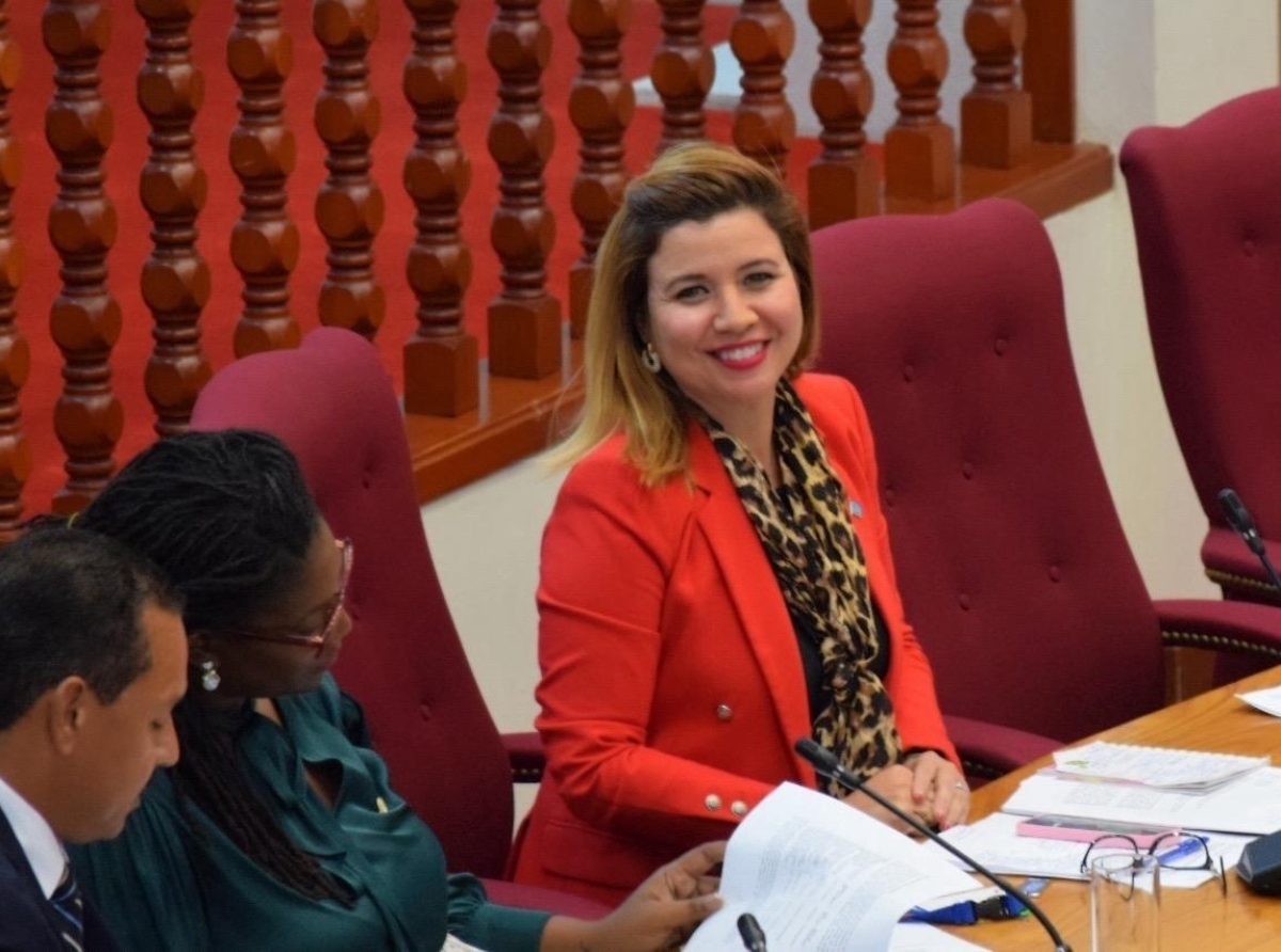 Parlamentario Arends-Reyes ta gradici sector enseñansa pa aña escolar 2024-2025