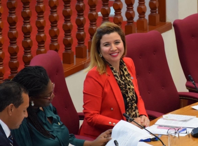 Parlamentario Arends-Reyes ta gradici sector enseñansa pa aña escolar 2024-2025
