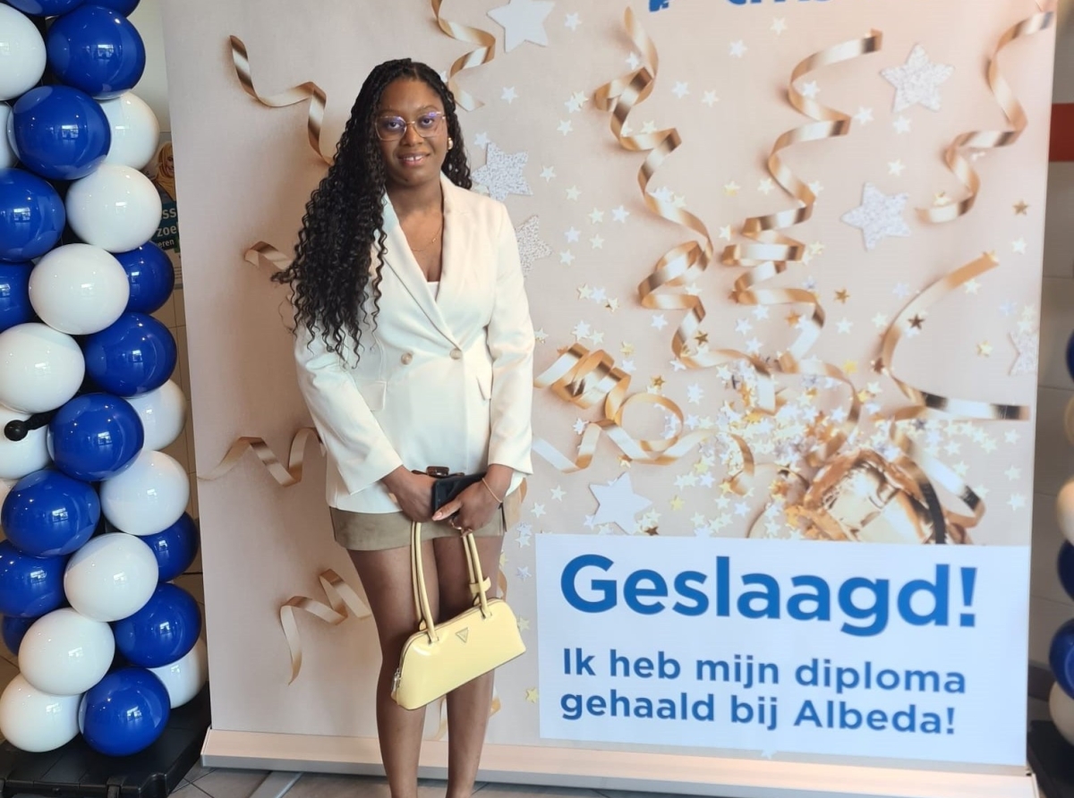Taisha Marsdin a gradua for di Albeda College como Patissier