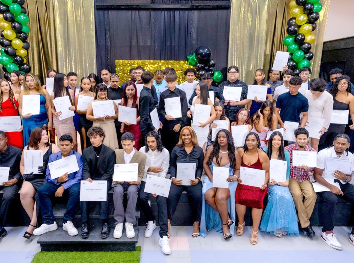 Caranan feliz durante graduacion di Unit Economie di EPB Oranjestad