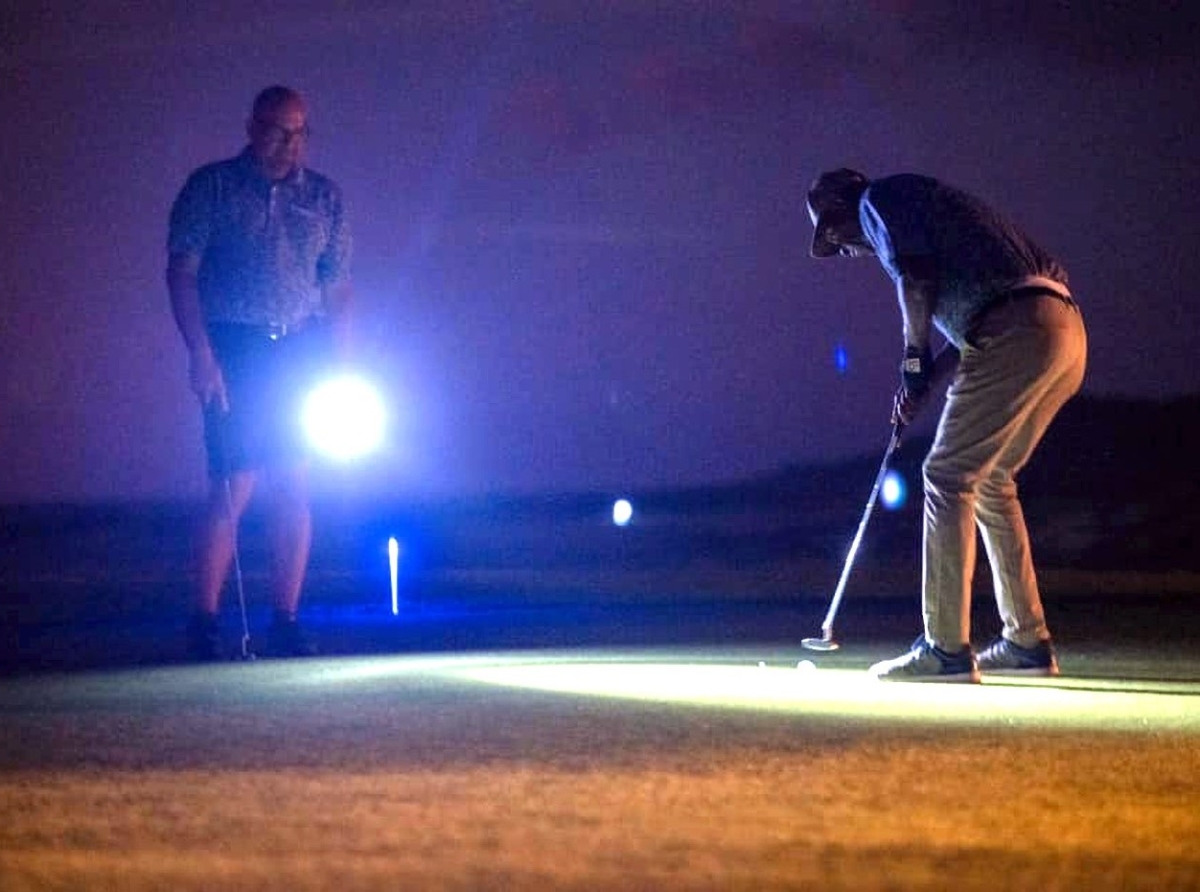 September venidero Aruba lo tin un torneo di Golf den oranan di anochi