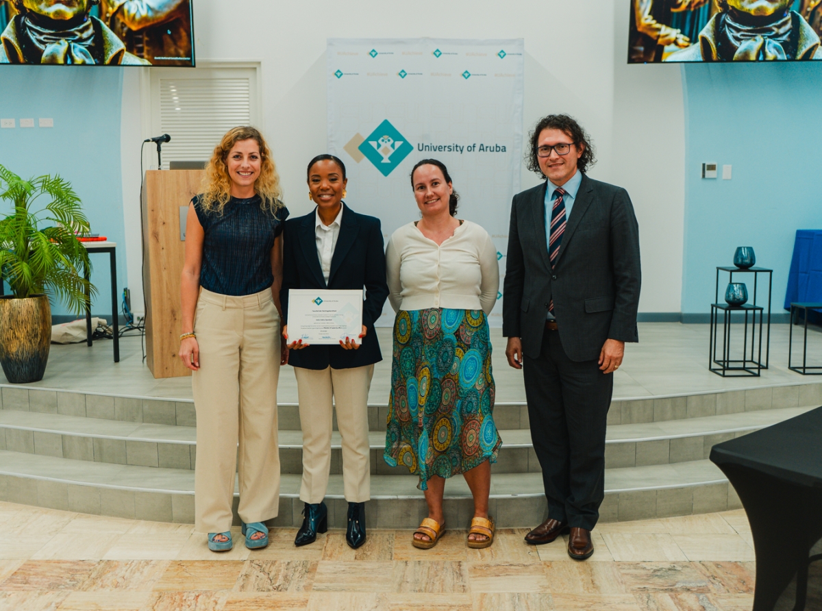 Indra Indira Zaandam a gradua di na Facultad di Ley di Universidad di Aruba