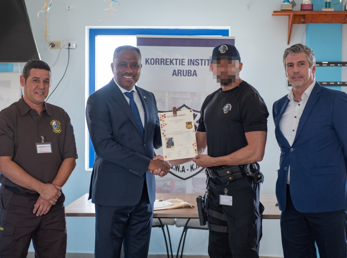 Entrega di diploma na personal di KIA cu a sigui opleidingnan importante