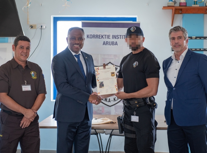 Entrega di diploma na personal di KIA cu a sigui opleidingnan importante