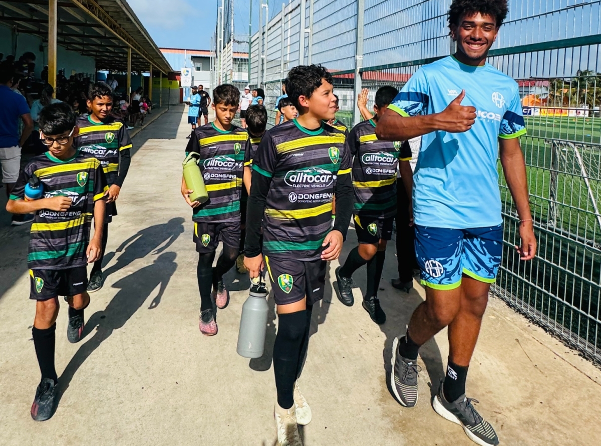 ASA- hunto cu e club ADO di Den Haag cu tremendo  futbol camp pa hobennan a cuminsa