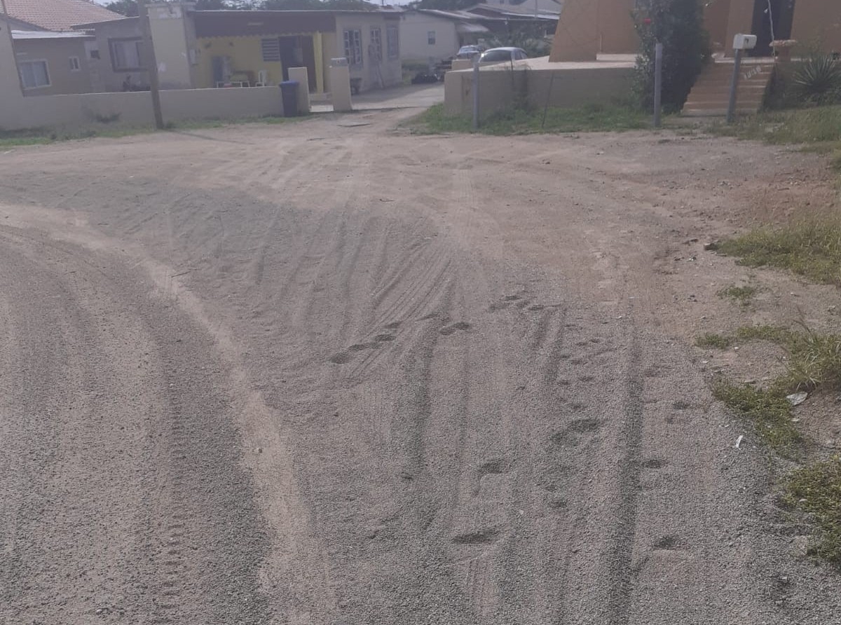 Por mira e situacion cu mester di atencion di e caminda den un bario di Ponton