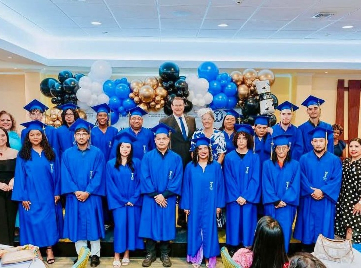 Women’s Club of Aruba a honra e miho graduadonan di 2025