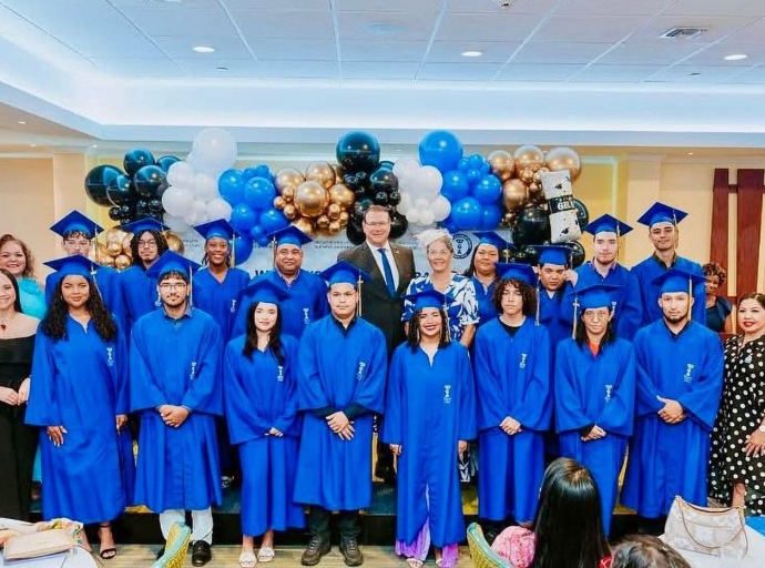 Women’s Club of Aruba a honra e miho graduadonan di 2025