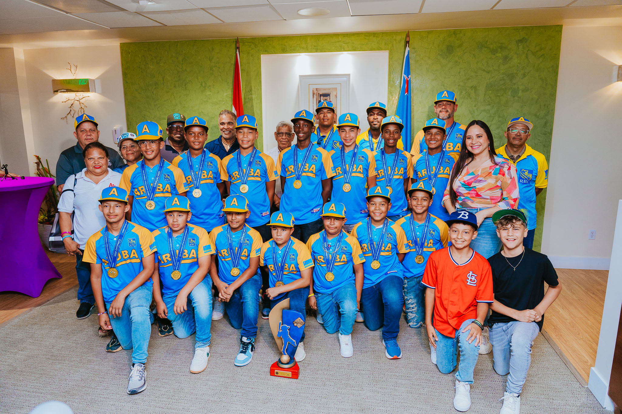 Minister Gerlien Croes ta felicita e campeonnan di Little League di Aruba