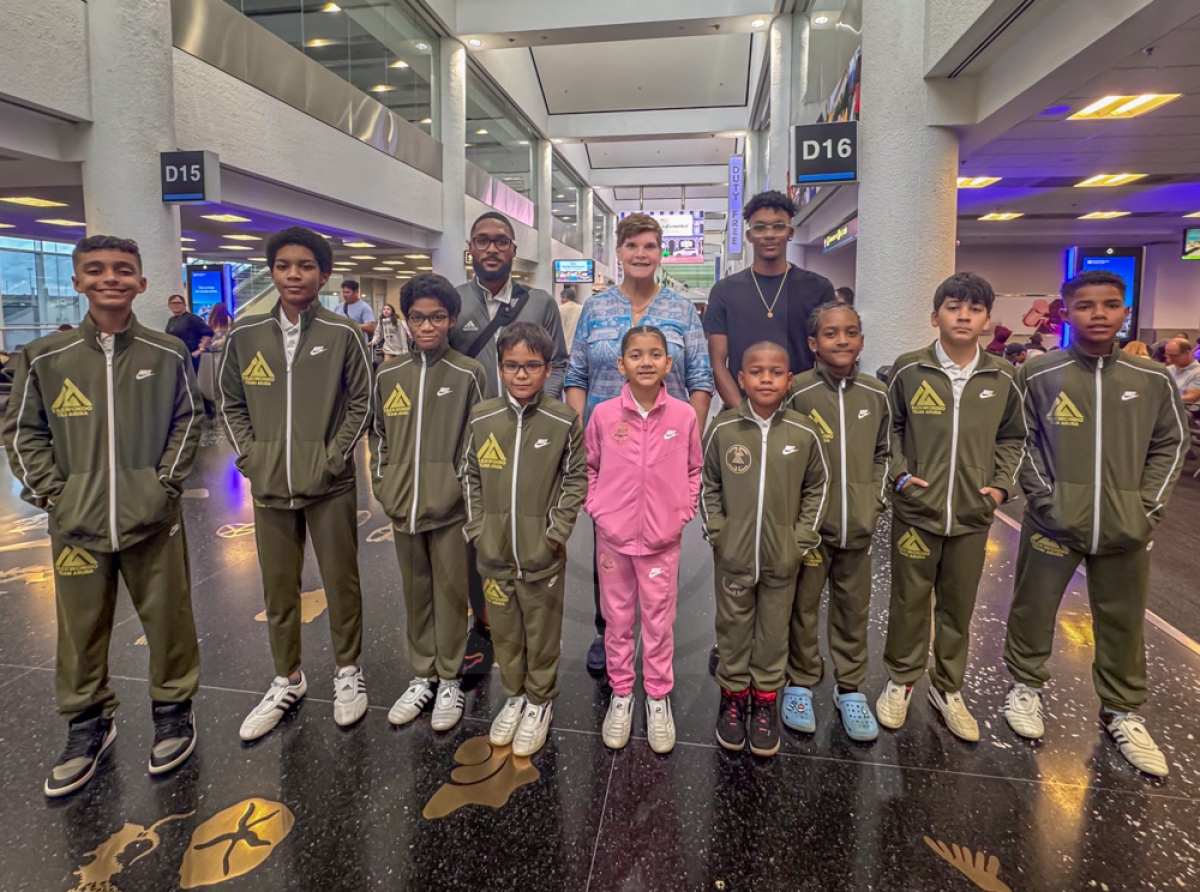 Secretaria General di COA a topa cu atletanan di Taekwondo Team Aruba na Aeropuerto di Miami