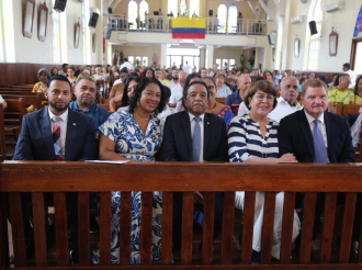 Prome Minister Eman a comparti cu e comunidad Colombiano durante un misa solemne pa celebra nan dia nacional