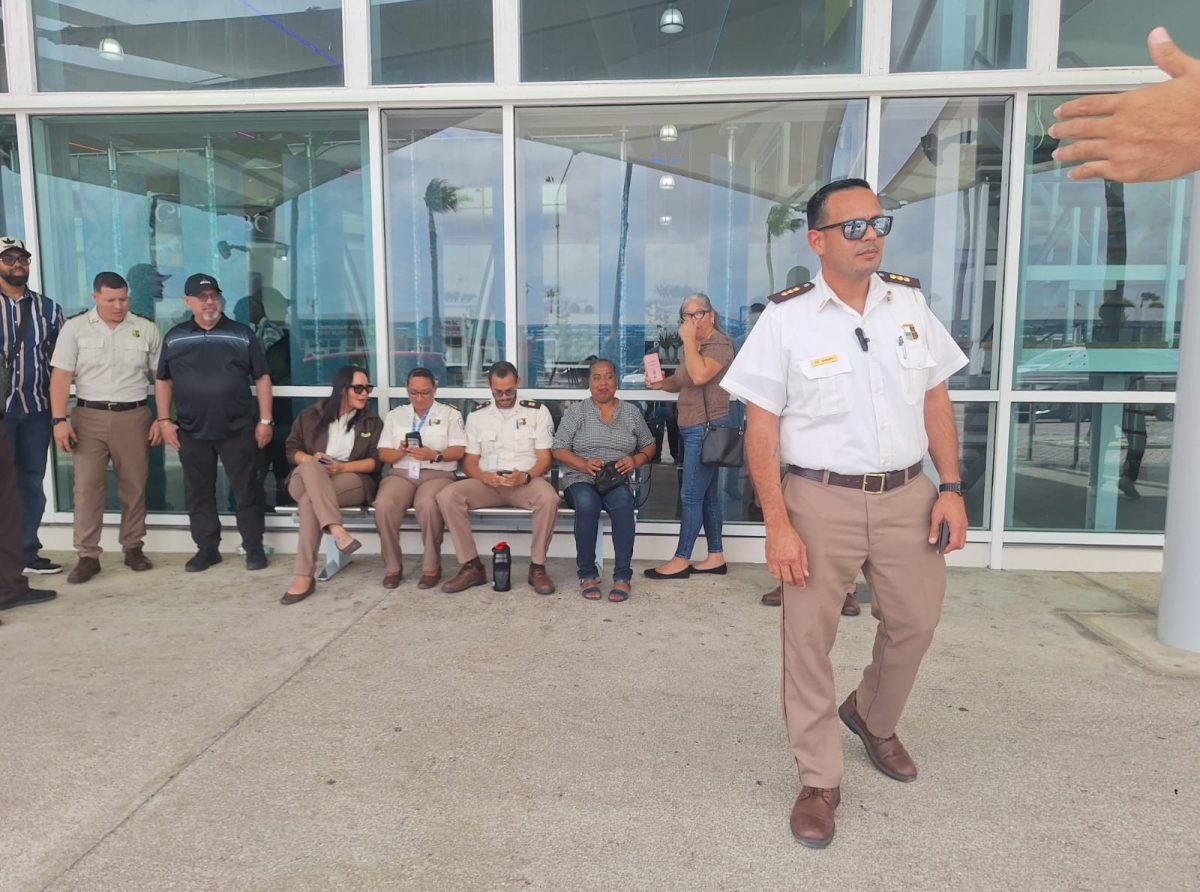 Triple A enberdad ta maneha edificio di aeropuerto completo pero no tin acceso na e camaranan