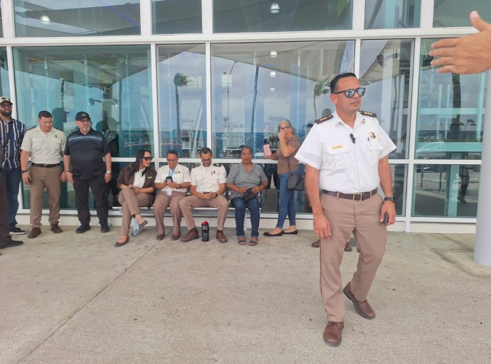 Triple A enberdad ta maneha edificio di aeropuerto completo pero no tin acceso na e camaranan