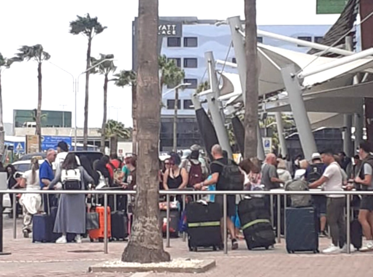 Diadomingo merdia Aeropuerto parti vuelonan di yegada tabata hopi congestiona
