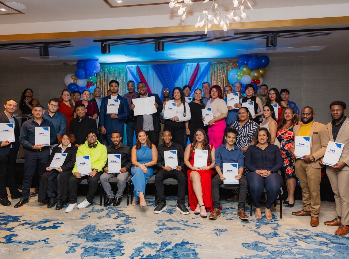 Director di OABA y docentenan contento cu e prome graduacion di nada menos cu 56 alumno