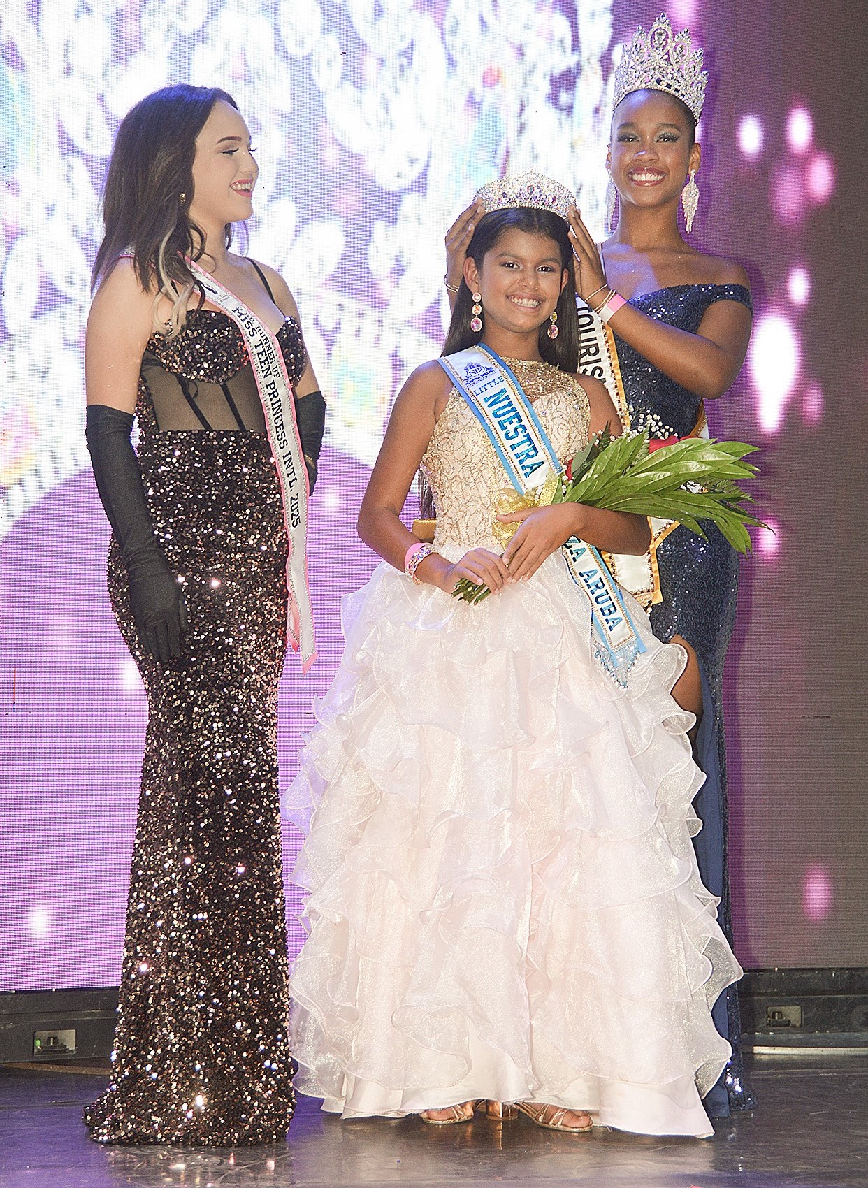 Elise Heronimo corona como Little Miss Nuestra Belleza Aruba