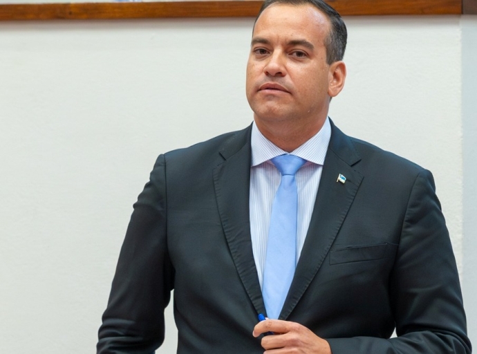 Total di 402 permiso pa negoshi nobo den e prome seis luna di 2025